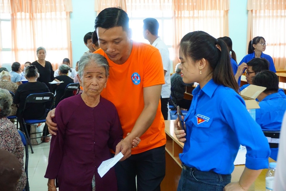 Đ/c Cao Thành Trung, đảng viên, đang hỗ trợ các dì tới bàn khám